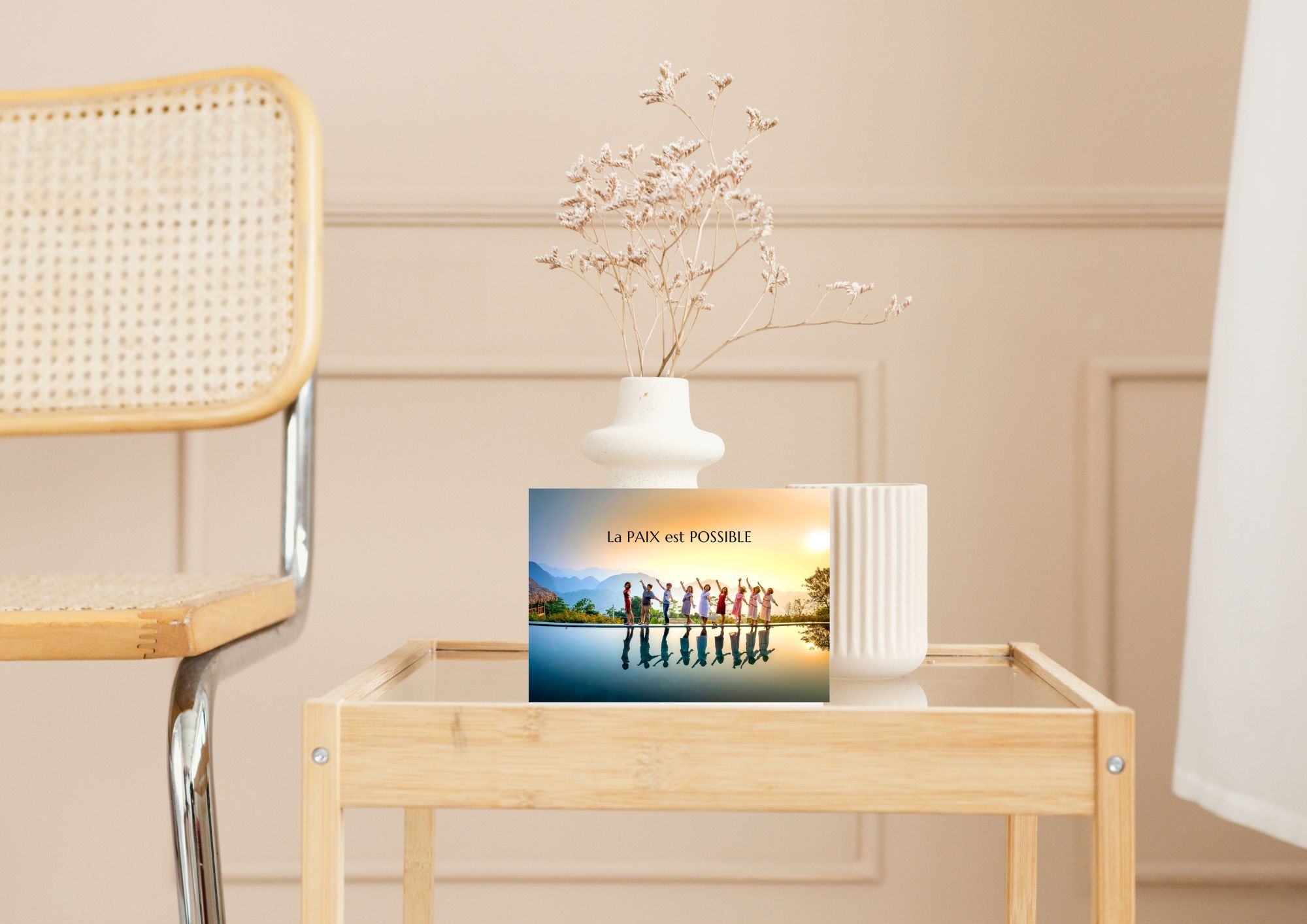 carte-postale-la-paix-sur-table